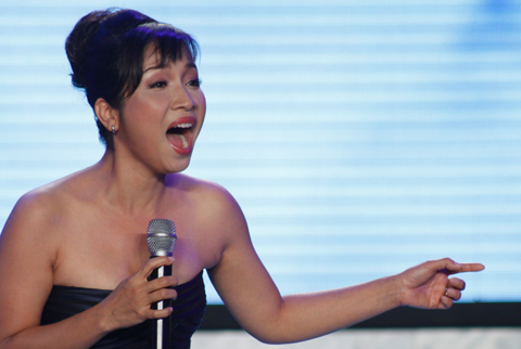 Mỹ Linh hát trong Chung kết Miss Earth