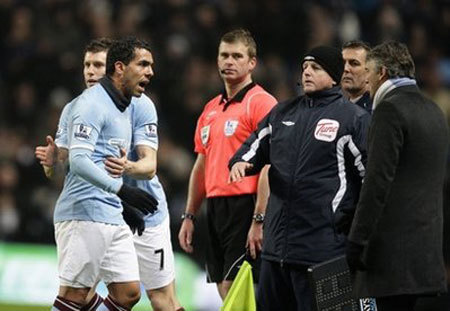 HLV Mancini phủ nhận rắc rối với Tevez