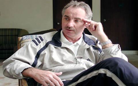 HLV Riedl sang Việt Nam xem 