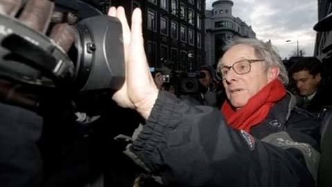 Nóng bỏng ngày chủ WikiLeaks hầu tòa