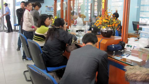 Người dân đổ xô đi gửi tiết kiệm ngắn hạn