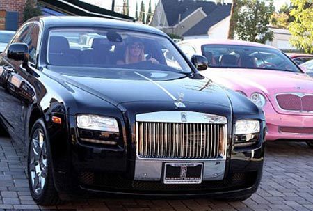 Paris Hilton tậu xe 
