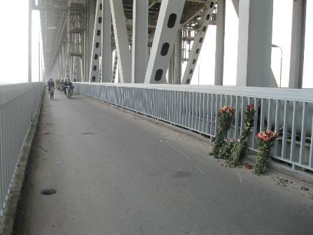 Mẹ ôm con trai nhảy sông tự vẫn