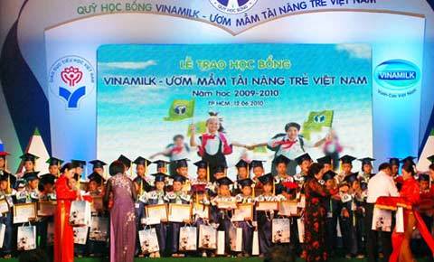 Khởi động Quỹ học bổng “Vinamilk ươm mầm tài năng trẻ VN”