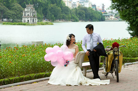 Dịch vụ lạ: Đi ăn trưa, tìm được vợ