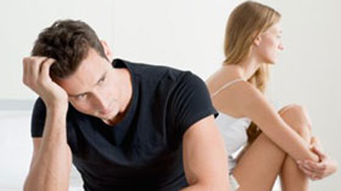 Chồng gọi tên đồng nghiệp trong “giao ban” với vợ