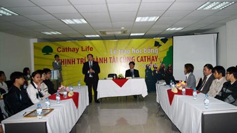 Cathay VN trao 500 triệu đồng học bổng “Thịnh Trí Thành Tài ”
