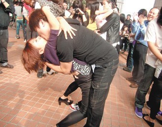 Tổ chức thi hôn trong trường học