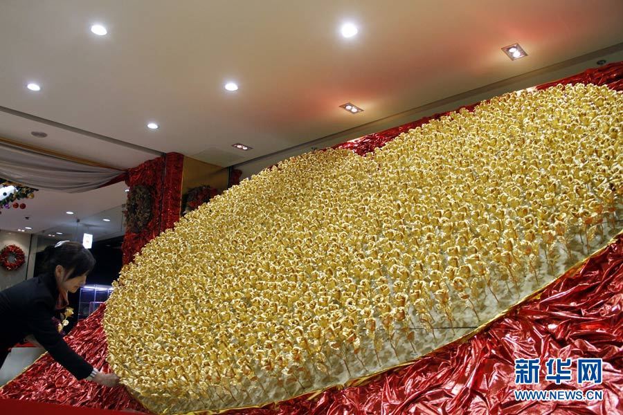 Cầu hôn bằng 1999 bông hồng vàng ròng