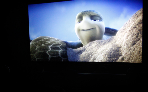 Ngồi trong rạp phải mặc áo mưa