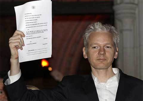 Chủ WikiLeaks tự do ra khỏi nhà tù Anh