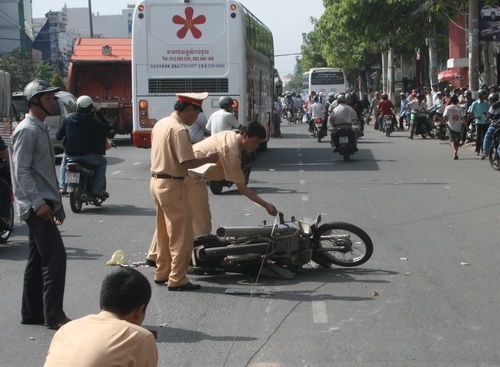 Xe du lịch nước ngoài gây tai nạn chết người