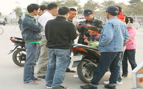 Chóng mặt với giá vé phe