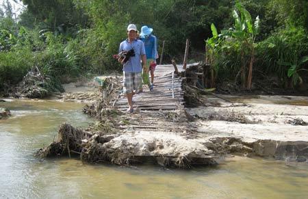 Sống “treo” ở làng sạt lở