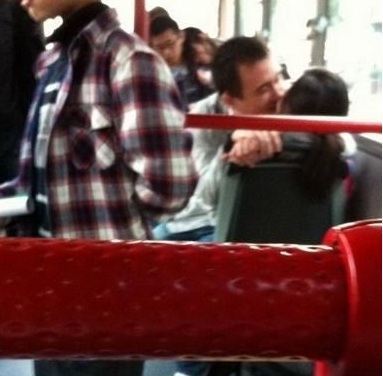 Hôn trên xe buýt, rách môi, bắt đền tài xế