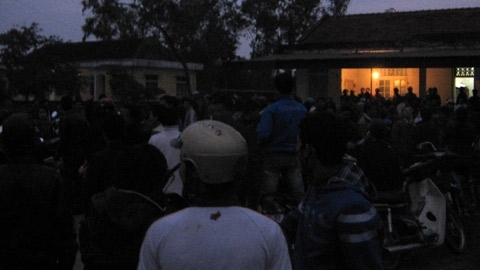 Bức xúc, dân đốt 2 xe máy của “cẩu tặc”