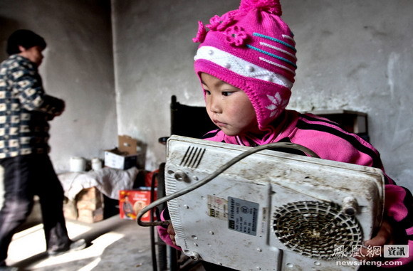 Mẹ bỏ nhà đi, bé 3 tuổi tự mình chăm sóc cha bị liệt