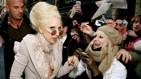 Lady Gaga gặp hạn vì mặc áo lộ ngực