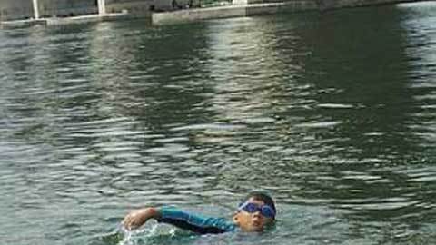 Cậu bé 7 tuổi bơi 15km trong 10 giờ