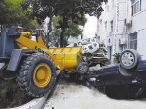 Lái  xe ủi “san bằng” sở cảnh sát để báo thù