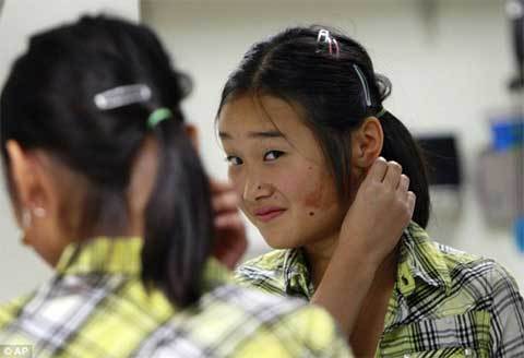 Quà Noel lạ lùng - Tai giả có thể đổi màu