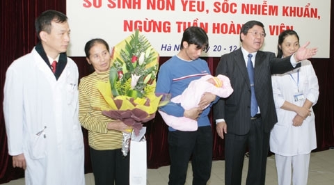 Sự sống kỳ diệu của bé sơ sinh nặng 7 lạng