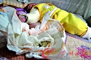 5 mảnh sắt nhọn trong bỉm trẻ sơ sinh