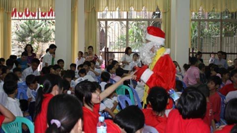 Parkson VN sẻ chia niềm vui Giáng sinh cùng trẻ em nghèo