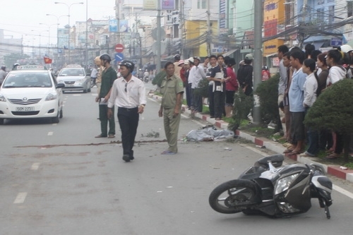 Tự đâm vào trụ điện, đôi nam nữ nguy kịch