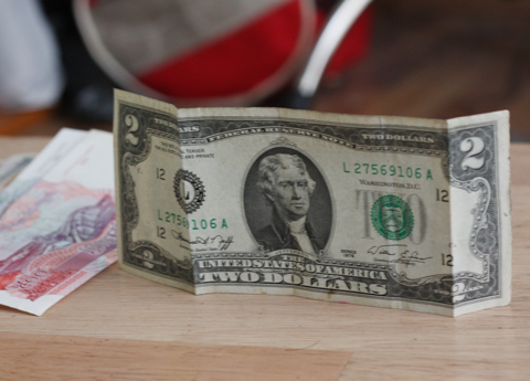 Cận Tết, đồng 2 USD 