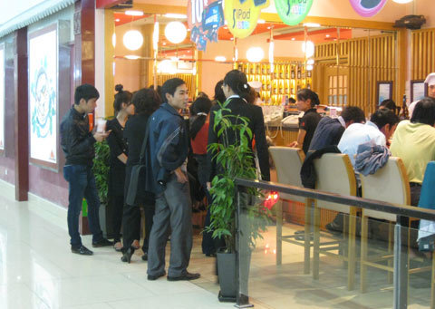 Đói lả vì xếp hàng chờ liên hoan Giáng sinh