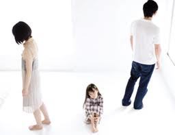 “Mẹ ơi, sao lại đưa con đến phòng xử án?”