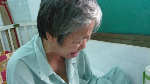 Cụ bà sắp tàn phế vì nghèo