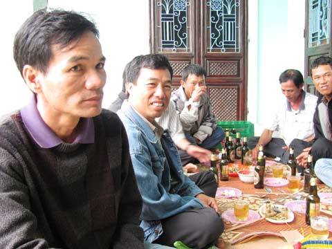 Đổ xô đi vớt tủ lạnh, tivi trôi trên biển