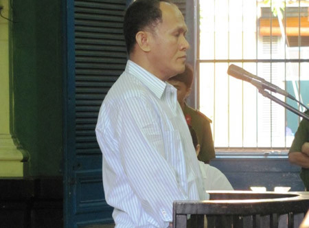 Cắn đứt tai bạn tù, nhả xuống nền buồng giam