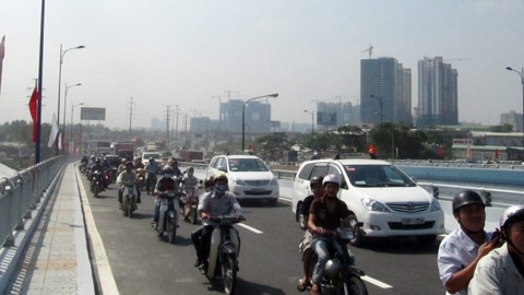 Cấm xe máy trên đại lộ Thăng Long