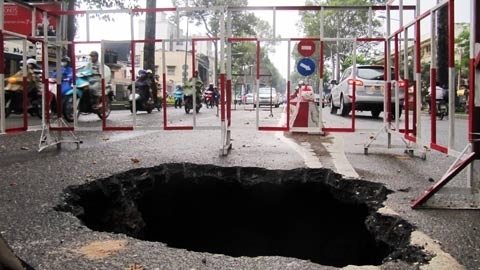 “Hố tử thần” khổng lồ giữa thành phố