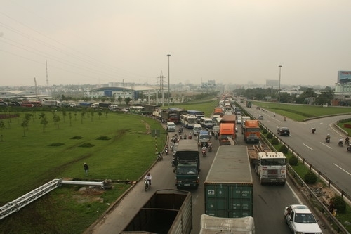 Tắc đường 10km, giao thông tê liệt