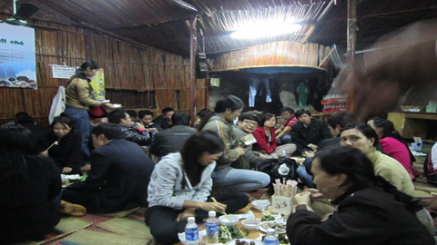 Rồng rắn xếp hàng ăn thịt chó 