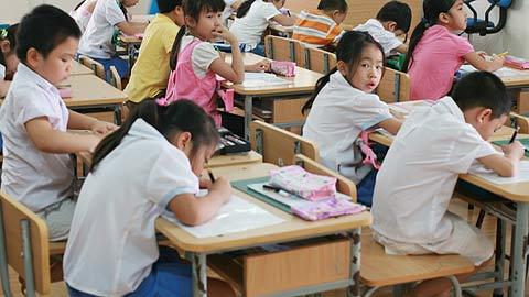 Trẻ càng học thêm càng bị cận thị nặng?