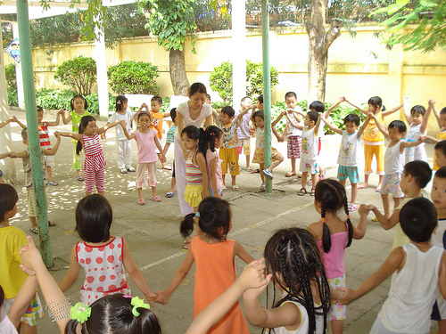 Lương thấp, GV chuyển nghề cắt tóc, gội đầu