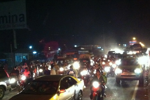 Chết thảm vì bị bánh container kéo lê