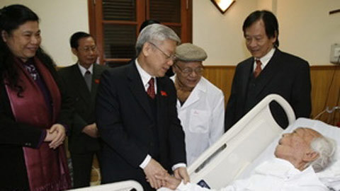 Chủ tịch Quốc hội hứa với Tướng Giáp phát huy dân chủ