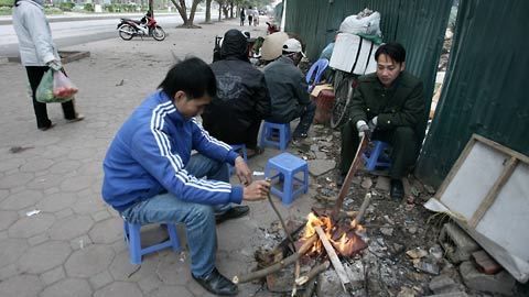 Ngàn kiểu chống rét trên phố Hà Nội