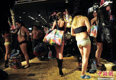 Khỏa thân mua đồ giảm giá ở Tây Ban Nha