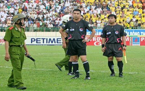 Trọng tài ở Việt Nam sướng hơn ở Anh