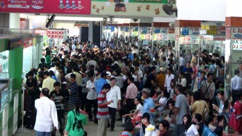 Chầu chực từ 2h sáng mua vé xe Tết