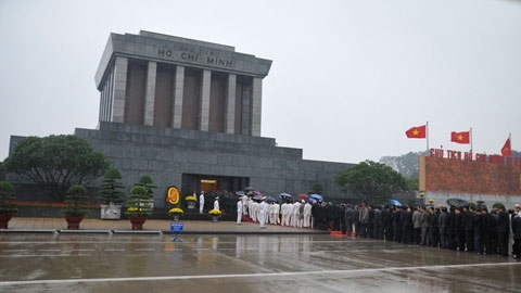 Đại biểu Đại hội Đảng viếng Lăng Bác dưới giá rét