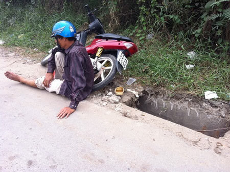 Đang đi đường bị rơi xuống cống