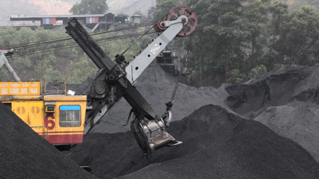 Điện, than, xăng dầu: Kiềm giá hay buông?